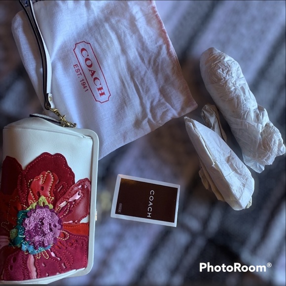 Extremely Rare Coach Poppy Wristlet. Mint Condition - Picture 4 of 4